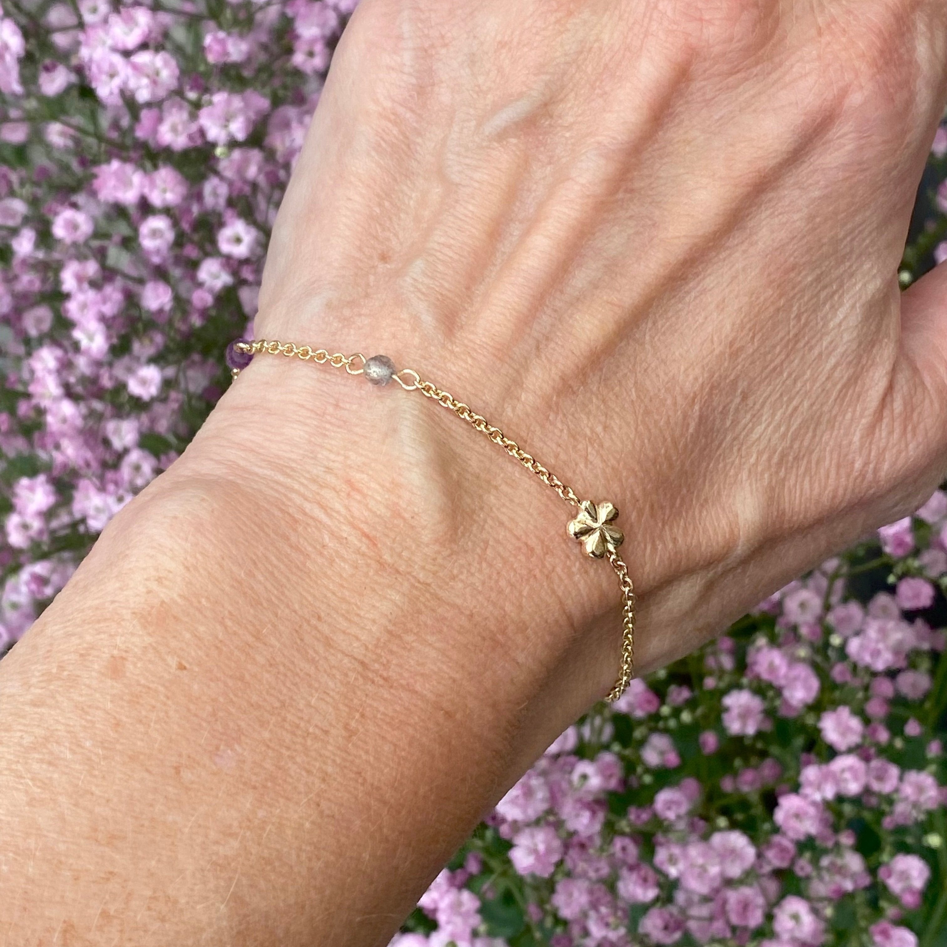 ForGetMeNot - 14 kt Guld armbånd med smuk blomst , armbåndet bliver ekstra pyntet med ametyst og labadorit.

blomsten måler ca. 5,8 mm. i diameteren.