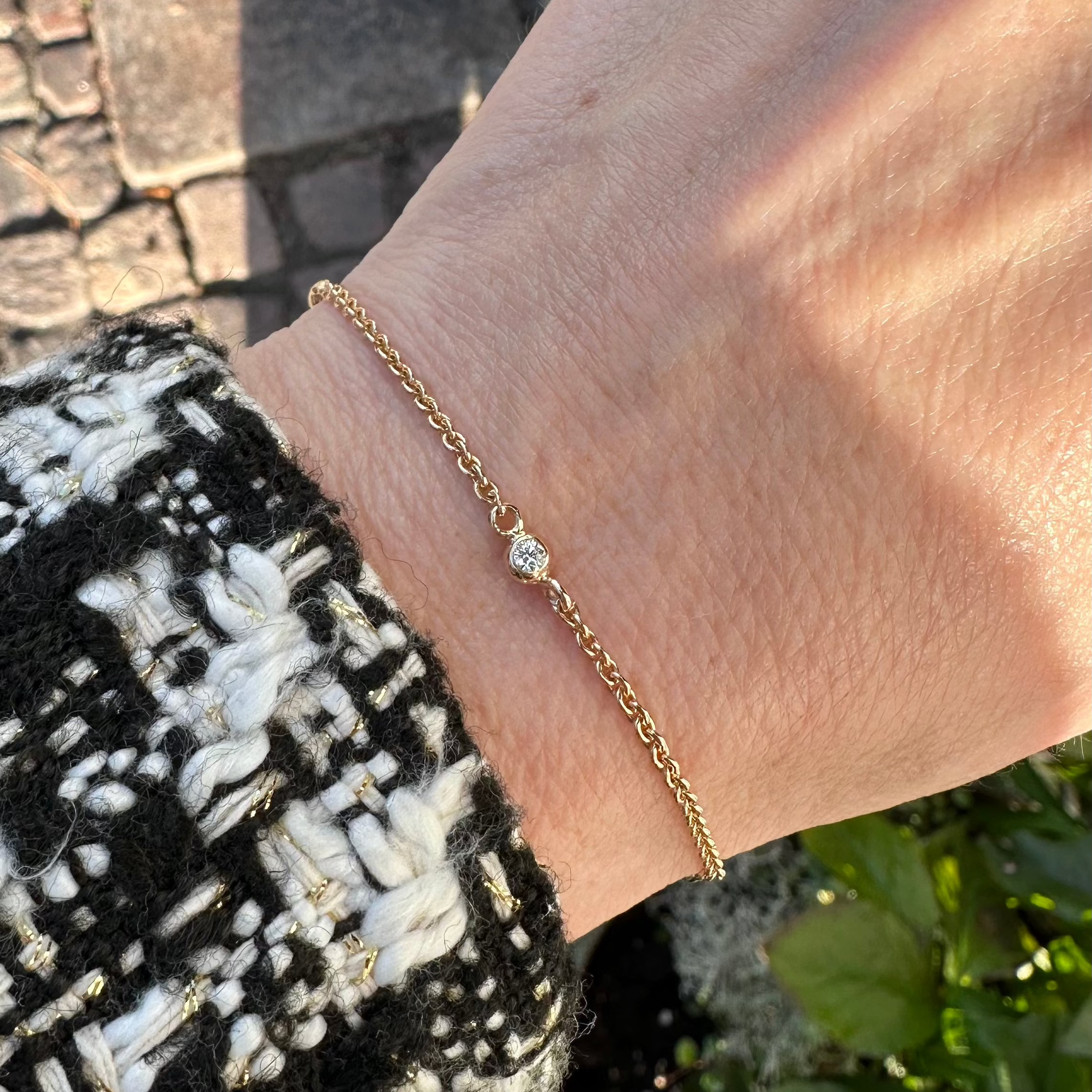 Diamant armbaand vist på kvinde hånd 