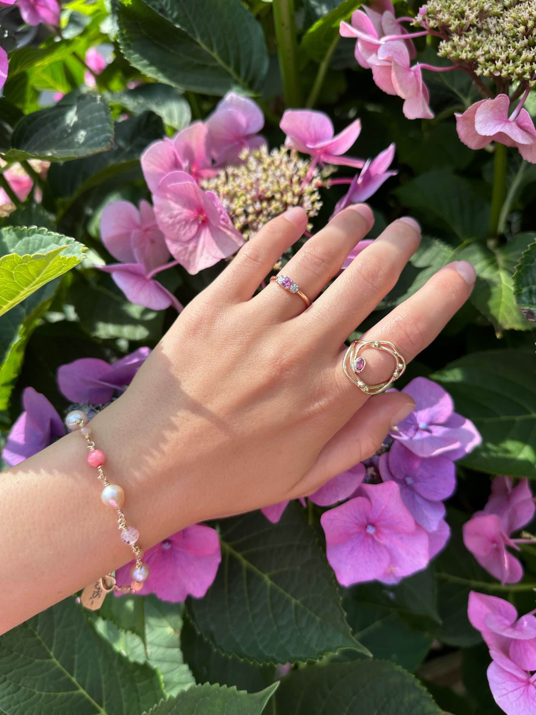 14 karat guldring med turmalin og armbånd med perler og ædelsten i rosa nuancer