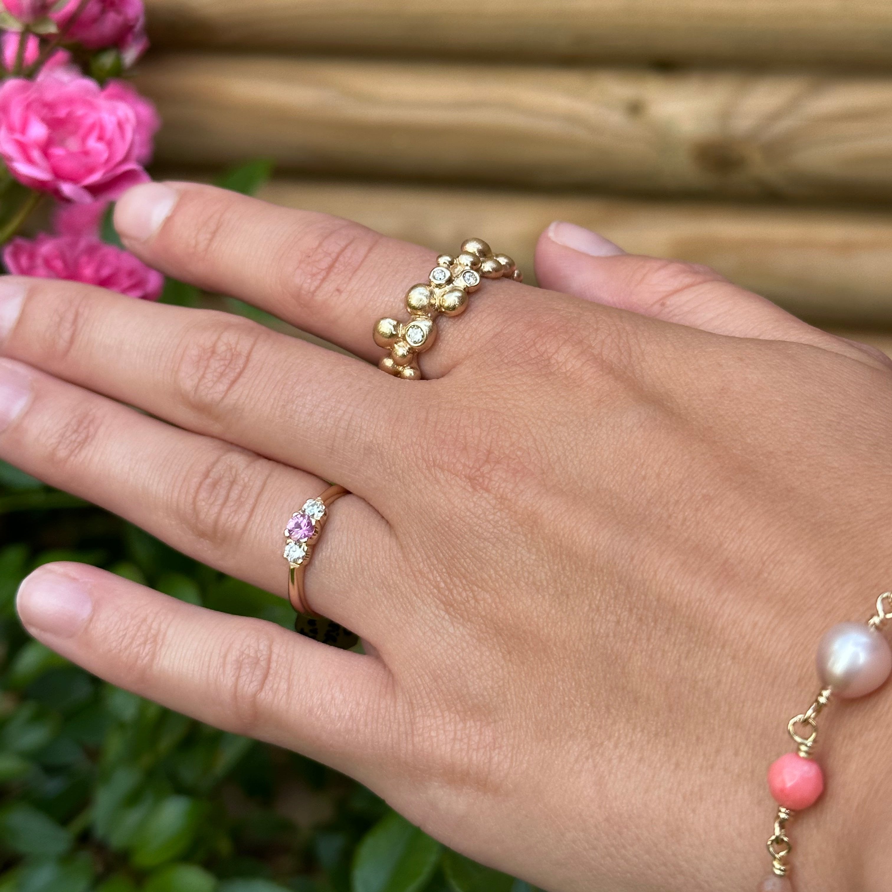 styling med ringe og armbånd, armbåndet er med ferskvandsperler, månesten og koral. De ene ring er med pink safir og diamanter den anden ring er smukke kugler der løber rundt om fingeren isat funklende diamanter